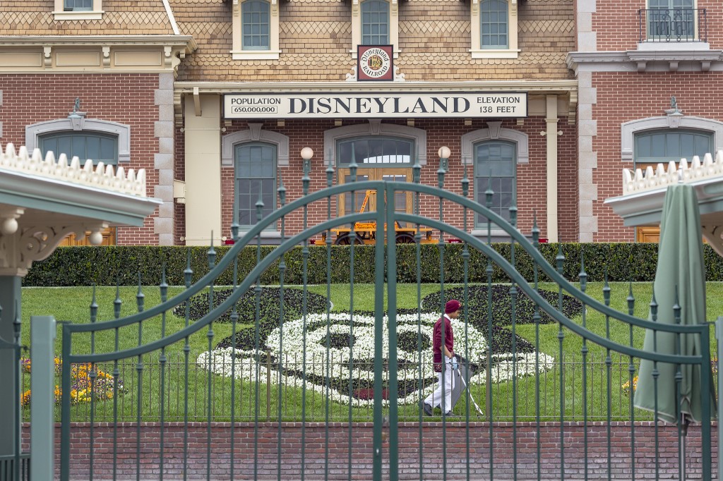 Posponen reapertura de Disneyland en California ante aumento de casos de COVID-19