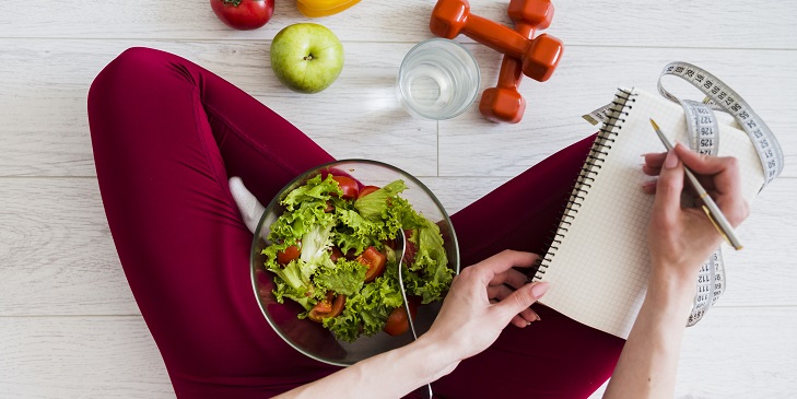 Experta entregó el horario ideal para la cena y el almuerzo: aseguró que ayuda a disminuir de peso