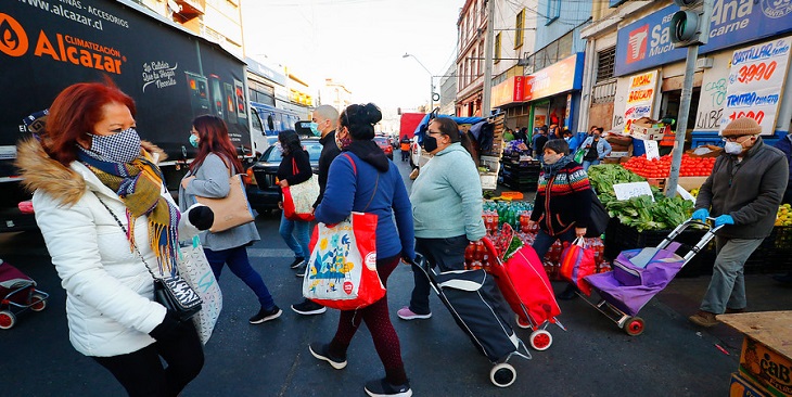 Más expuestas y bajo estado anímico: estudio revela el impacto de la pandemia en mujeres chilenas