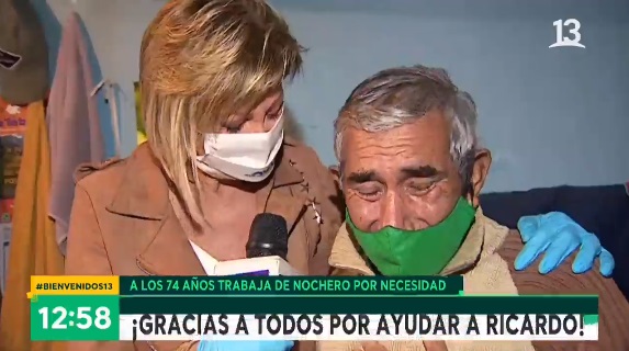 Bienvenidos y hombre de 75 años trabaja de nochero