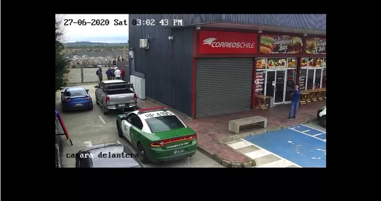 El momento en que desconocido ayuda a detenido a huir de vehículo de Carabineros
