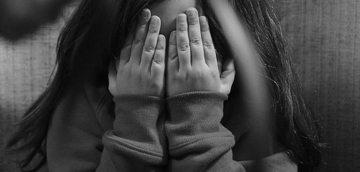 Acusan a pareja de cometer reiterados delitos sexuales contra su hija durante 11 años