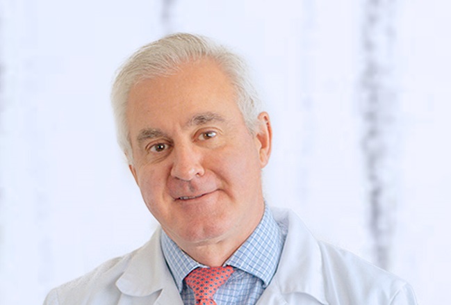 Doctor Vidal acusa que se apropiaron de datos de pacientes y desviaron $300 millones de su clínica