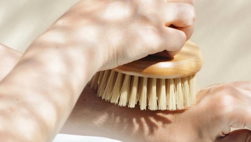 Dry brushing: la efectiva técnica de cepillar la piel en seco que muchas famosas utilizan