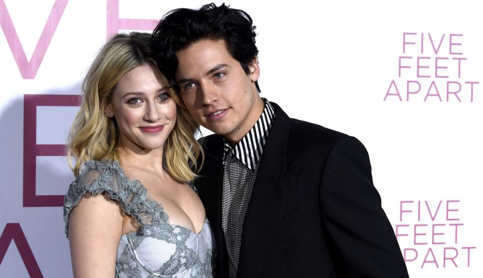 Cole Sprouse y Lili Reinhart alzan la voz ante denuncias que recibieron por acoso y abuso sexual