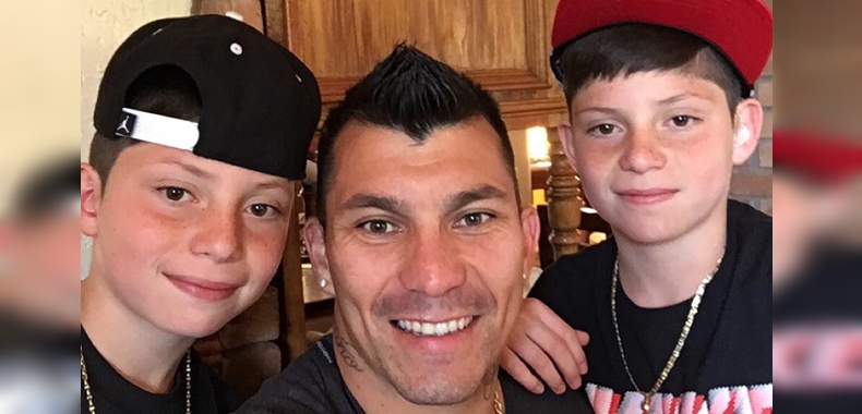 Gary Medel publicó cariñoso saludo a sus gemelos: cumplieron 15 años y evidenció lo grande que están