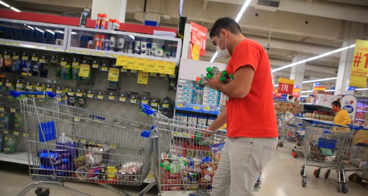 Walmart anuncia modificación de horarios en 34 supermercados de la región Metropolitana