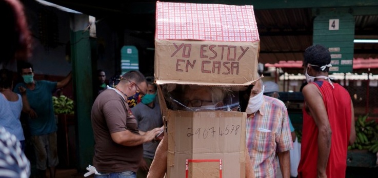 Abuelita cubana de 82 años construyó 'casa de cartón andante' para protegerse del coronavirus