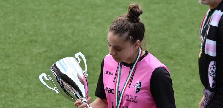 Luto en Italia por trágica muerte de joven futbolista: fue chocada por camión a bordo de su scooter