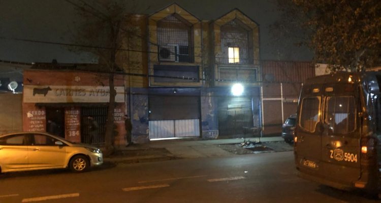 Detienen a 4 hombres en Santiago que hacían asado en la vía pública y con la música a todo volumen