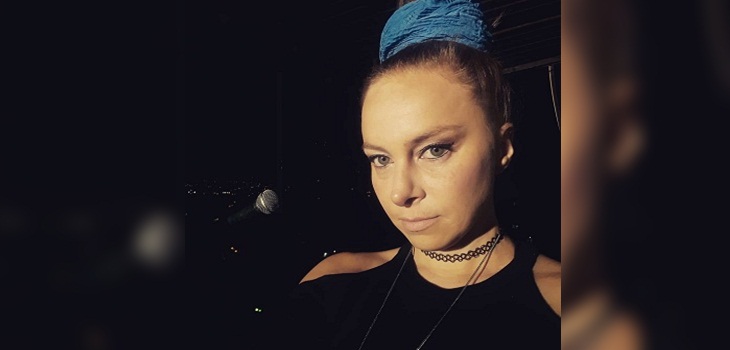 Dani Stoddard, profesora de Rojo, ameniza la cuarentena desde su balcón: cumplirá 100 días cantando