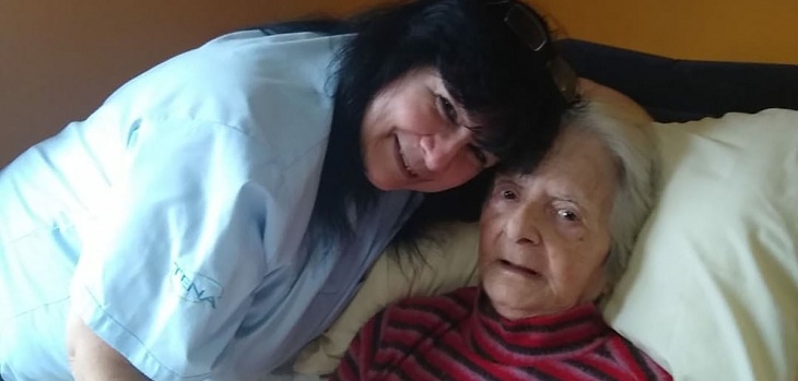 Conmovedor: mujer argentina adoptó a anciana de 93 años para cuidarla en casa durante la pandemia