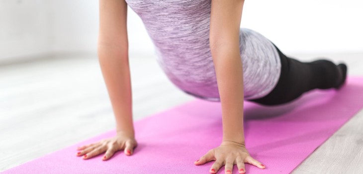 Para el dolor de espalda y el estrés del teletrabajo: 4 estiramientos para comenzar bien el día