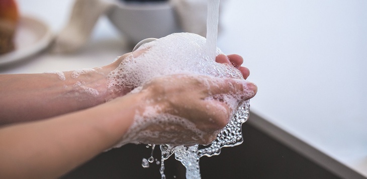 ¿Cuánto cambiaron los hábitos de higiene de los chilenos durante la cuarentena? Estudio lo comprobó