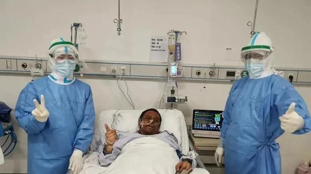 Murió Hu Weifeng, médico chino cuya piel se oscureció tras recuperarse de COVID-19