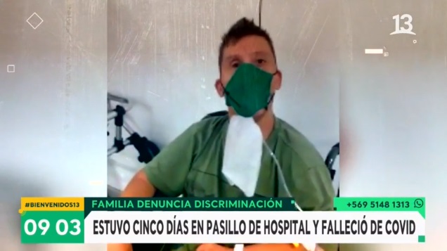joven con sindrome de down en pasillo de hospital