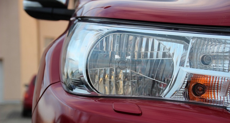 Joven de 29 años estuvo casi una semana realizando su cuarentena al interior de un auto en Peñalolén