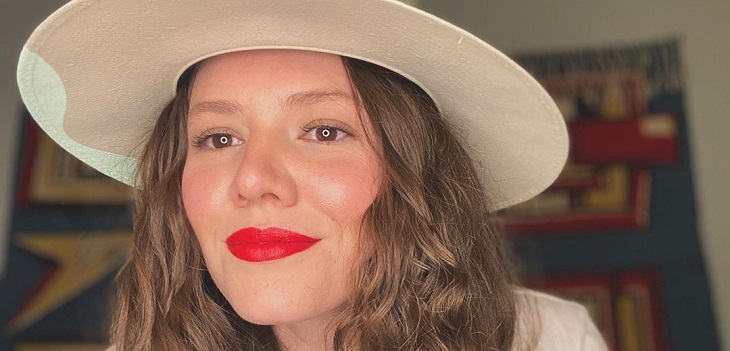 Joy Huerta posa por primera vez junto a su esposa e hija en revista para celebrar 'Mes del Orgullo'