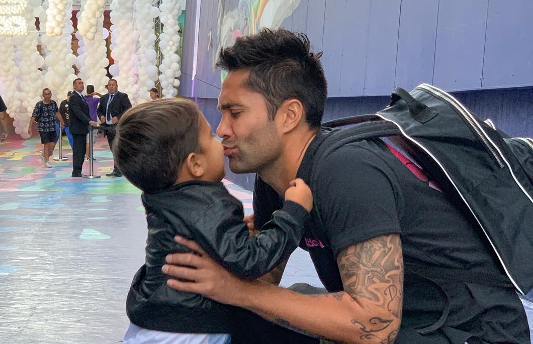 Luis Jiménez se atrevió y le cortó el pelo a su hijo en casa: su esposa mostró el resultado