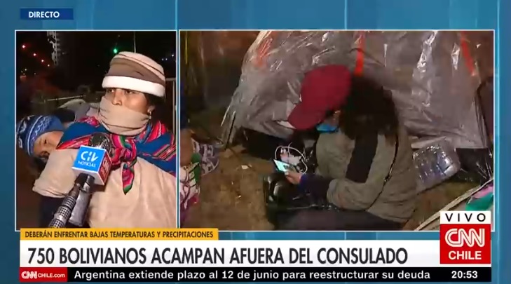 bolivianos afuera del consulado