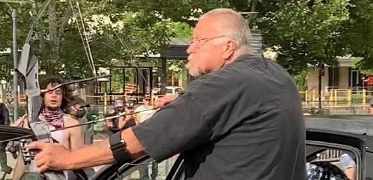 Hombre amenaza con arco y flecha a manifestantes por caso George Floyd: fue detenido