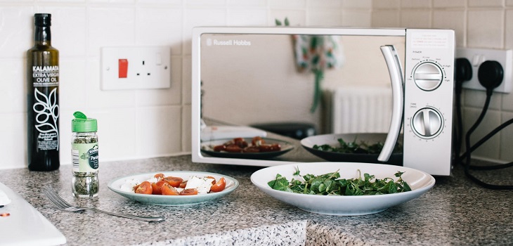 ¿Se te había ocurrido? El truco para calentar dos platos al mismo tiempo en el microondas