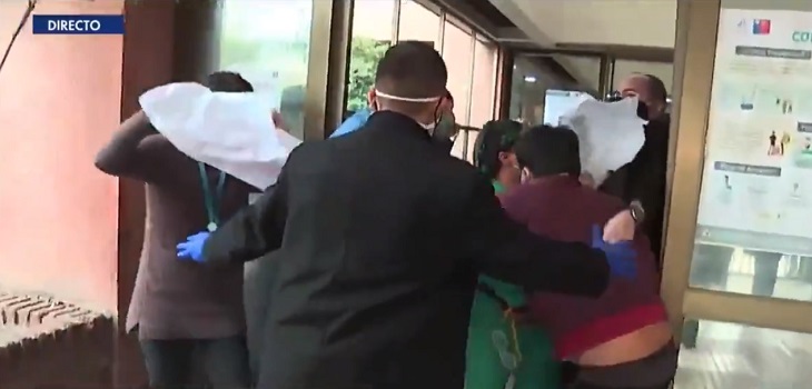 Primera visita de ministro Paris a Hospital San José se dio con empujones y reclamos de funcionarios