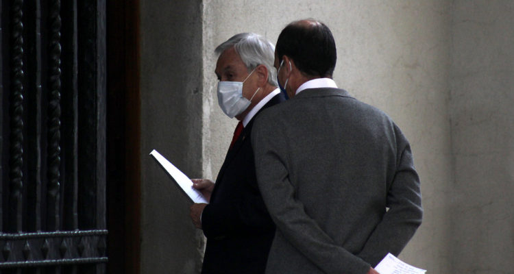 Monckeberg, COVID-19 positivo, estuvo cerca de Piñera: Gobierno descartó 