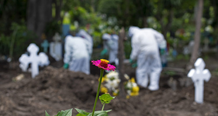 Expertos proponen medidas al Gobierno para evitar que muertes por COVID-19 lleguen a 70 mil en Chile
