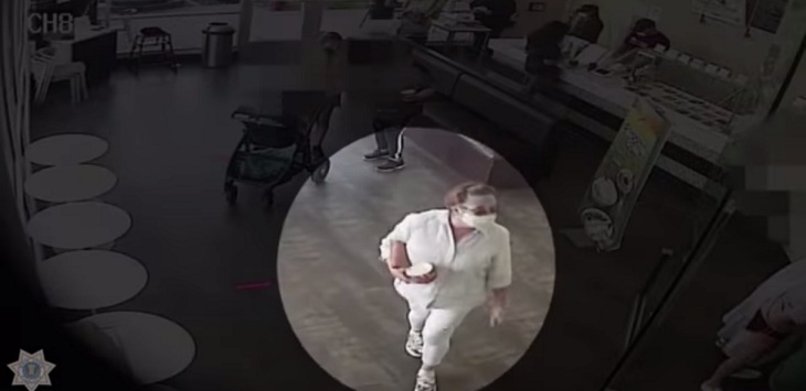 Mujer se quitó mascarilla y tosió en la cara de bebé en EEUU: investigan posible ataque racista