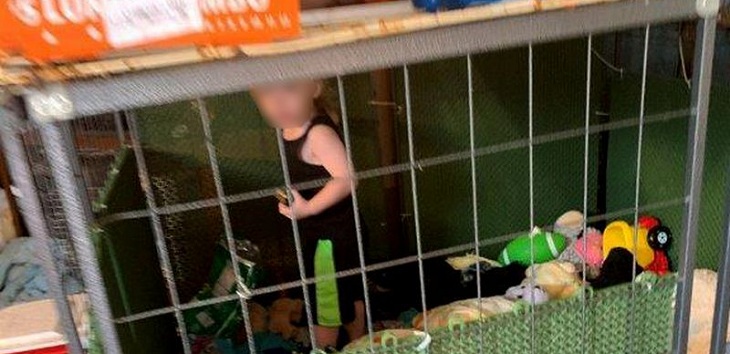 Indignante caso en EEUU: familia encerró a niño de 18 meses en una jaula junto a casi 600 animales