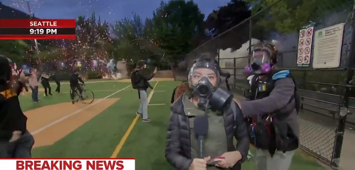 Periodista es alcanzada por fuego artificial mientras cubría protestas contra el racismo en EEUU