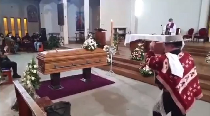 Era una promesa: hombre bailó un pie de cueca en funeral de su esposa y emocionante video es viral
