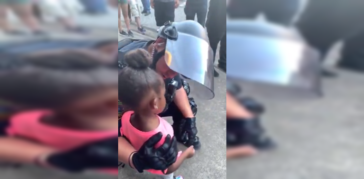 Pregunta de niña de 5 años a policía durante manifestaciones se hizo viral: 