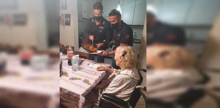 El bello gesto de dos policías italianos con una anciana que hizo desesperado llamado: tenía hambre