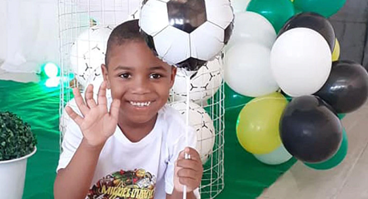 Estaba al cuidado de la jefa de su madre: niño de 5 años muere en Brasil tras caer de un noveno piso