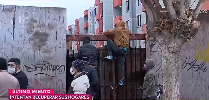 Vecinos de Cerro Navia se enfrentaron por toma de sus casas: responsables habrían sido engañados