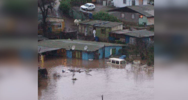 Fuertes lluvias han dejado derrumbes y socavones en Valparaíso: Onemi declarará alerta roja