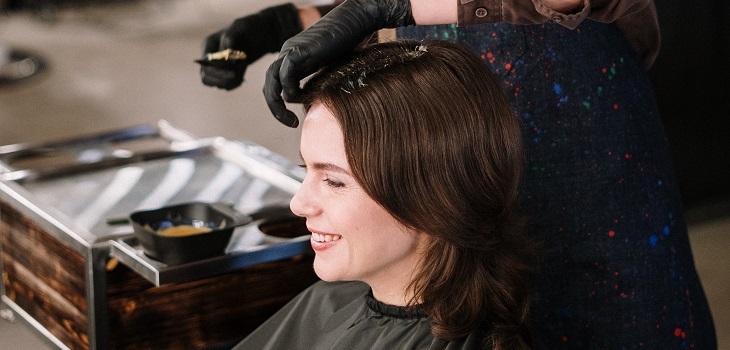 Tres sencillos pasos para retocar las canas en la casa (y consejos para disfrazarlas sin teñir)