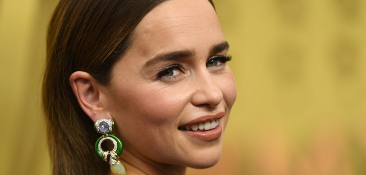 Emilia Clarke reveló la sencilla técnica que utiliza para cubrir sus ojeras con un efecto natural
