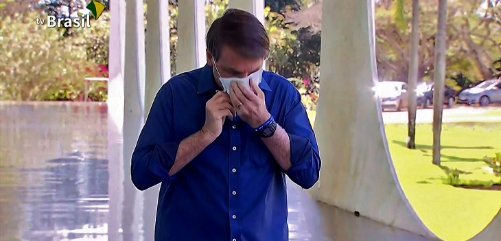 No ha aprendido nada: Bolsonaro se quitó la mascarilla frente a periodistas pese a tener COVID-19
