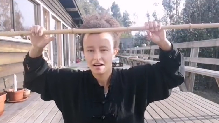 Aprende a relajar la tensión muscular del cuello y la cabeza con este sencillo masaje de origen chino