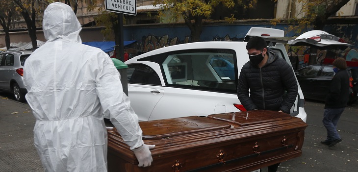 Piñera entrega pensiones de gracia a familiares de funcionarios de salud fallecidos por COVID-19