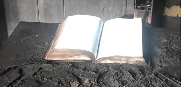 Se salvó solo la Biblia: el insólito incendio que destruyó una iglesia adventista en Argentina