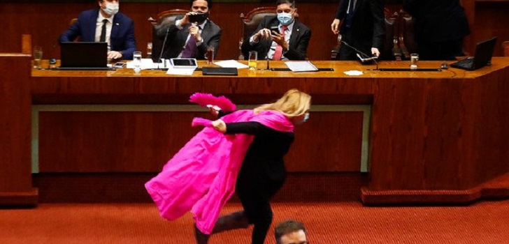 Pamela Jiles celebra como 