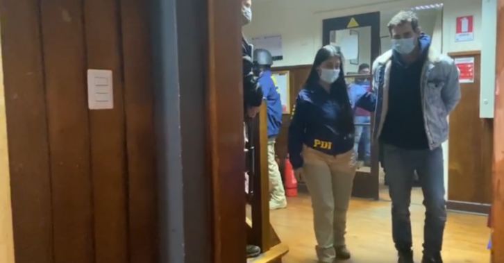 Trasladan a Martín Pradenas hasta Valdivia para cumplir prisión preventiva