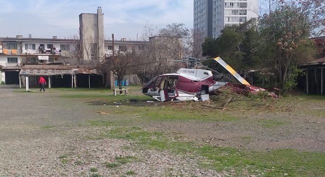 Helicóptero sufre accidente y cae en estacionamiento de Hospital Roberto del Río en Independencia