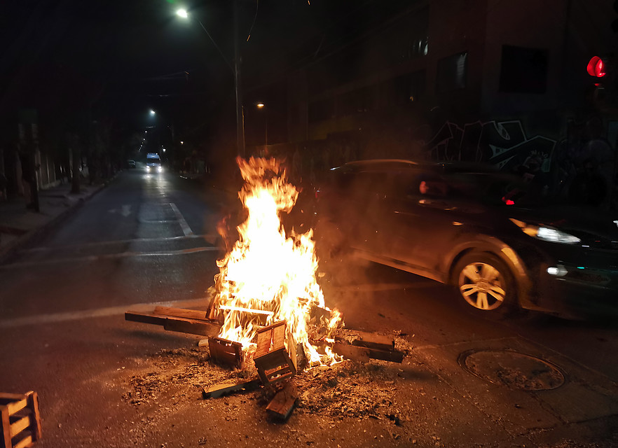 Graves incidentes en la región Metropolitana: saqueos, barricadas y ataque a comisarías