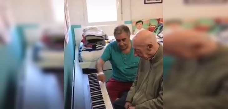 Video de anciano que olvidó todo por el alzheimer menos tocar el piano emociona en redes