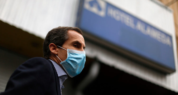 Propuesta de adelantar inicio de toque de queda divide a alcaldes de la región Metropolitana